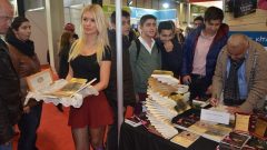 Fuarda lokumlu mankenli okur tavlama