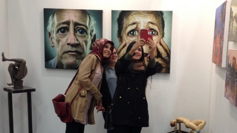 Sanat fuarında selfie keyfi