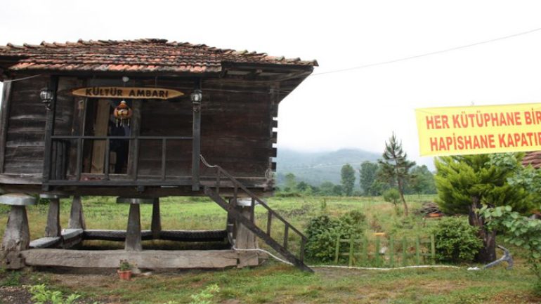 Tarladaki Ambar Kitaplık Oldu
