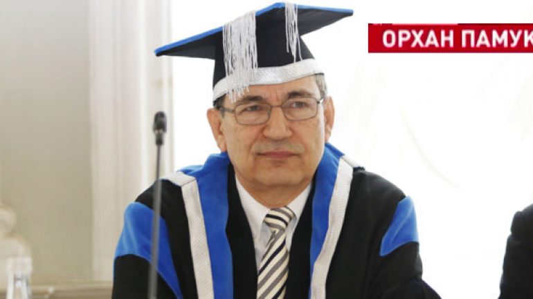 Orhan Pamuk’a Rusya’da fahri doktora verildi