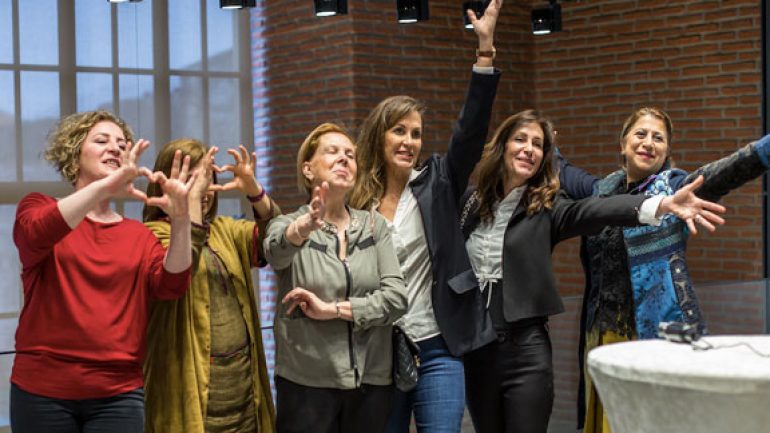 Heykelin İzinde 8 Kadın