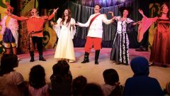 Çocuklar yıldızların altında tiyatro izliyor