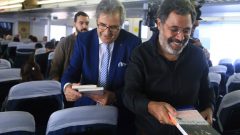 Bandırma Kitap Fuarı için feribotta kitap dağıtıldı