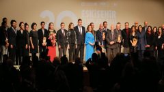 Afiş asmak için mücadele ettikleri festival yirmi yaşında