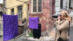 Yorganlar Fora sergisinde sanat eseri eski yorganlar