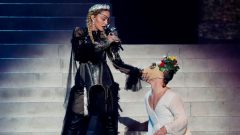 Madonna Eurovision’da Filistin mesajı verdi