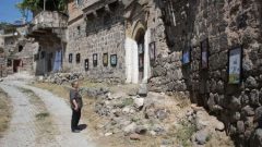 Köy sokağında uluslararası sergi