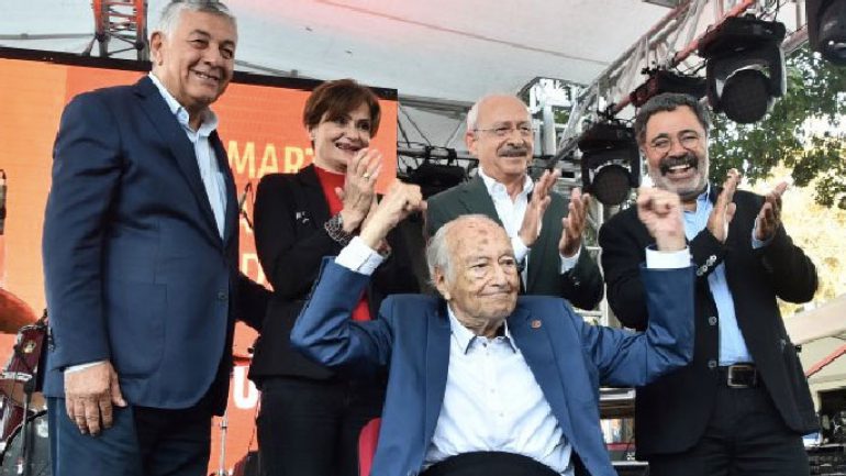 Beyaz Martı Edebiyat Onur Ödülü Ahmet Ümit’e