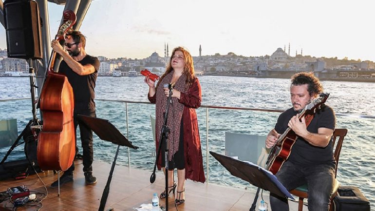 Karaköy vapur iskelesinde caz keyfi
