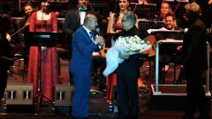 Livaneli İzmir konserinde Tunç Soyer sahnede çiçek verdi