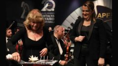 İdil Biret doğum gününü sahnede kutladı