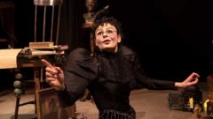 Bayan Kostak ve Kuzgun tiyatroya Edgar Allan Poe’nun şiirinden