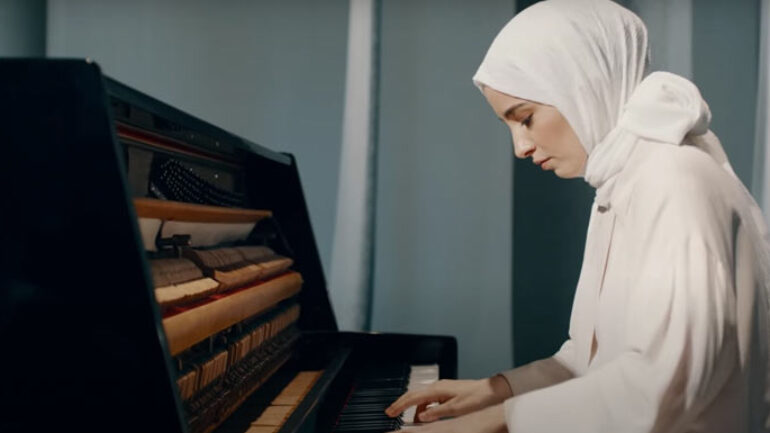 Türbanlı piyanist Büşra Kayıkçı’ya Fazıl Say desteği