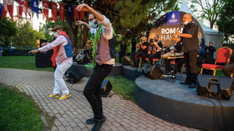 Roman müzisyenler İstanbullulara kurtlarını döktürttü