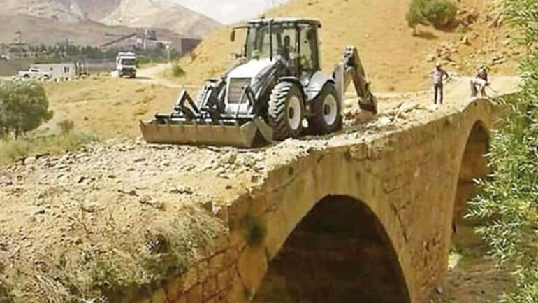 Tarihi köprüdeki iş makinasına tepki