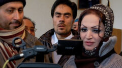 İlk Afgan kadın yönetmen Saba Sahar silahlı saldırıya uğradı