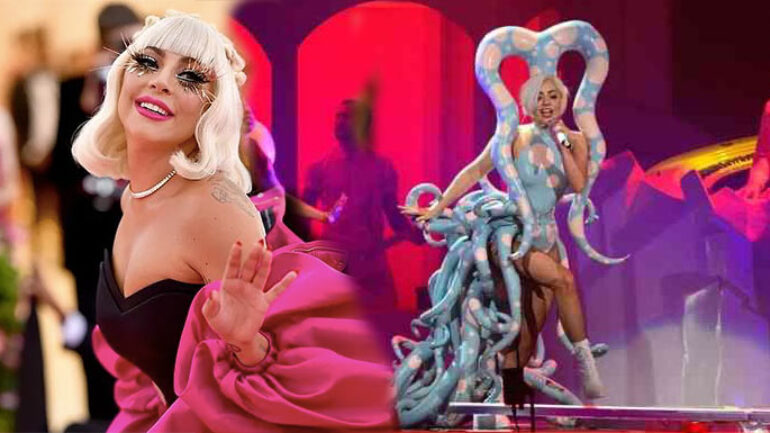 Lady Gaga kitap yazma yolunda annesiyle yürüyor