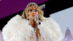 Jennifer Lopez pırlantalı maskesiyle yeni yıl konseri sahnesinde
