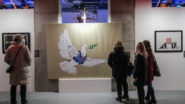 Banksy eserleri Varşova’da sanatseverlerle buluştu