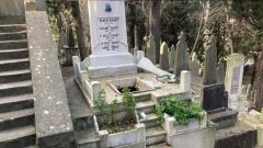 Azra Erhat mezarına saldırı Füreya Koral’ın kuş figürleri parçalandı