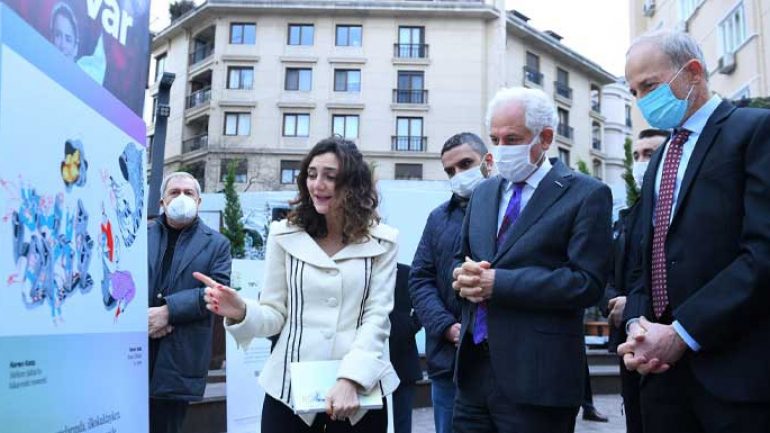 “Bana Hikâyeni Anlat” sergisinde çocukluk anıları