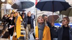 Bakan eşi Pervin Ersoy koruma polisine şemsiye ve çantasını taşıtıyor