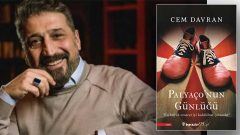 Cem Davran Palyaço’nun Günlüğü kitabını imzalıyor