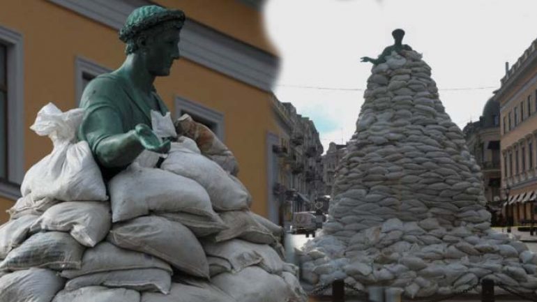 Rusya saldırısına karşı heykellere kum torbalarıyla koruma