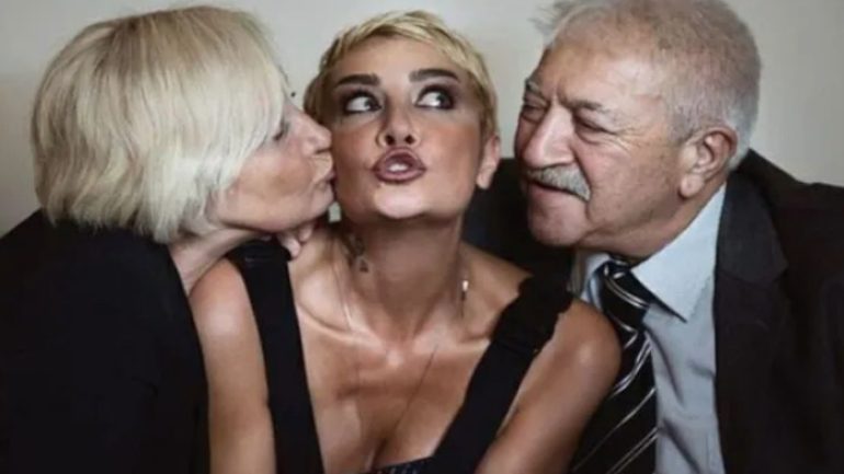 Sıla babasını son yolculuğuna uğurluyor