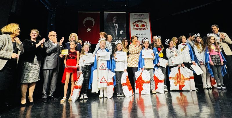 Çocuklar trafik öykülerini sahneledi