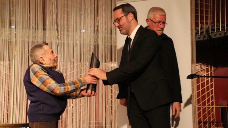 Erdal Öz Edebiyat Ödülü Necati Tosuner’e verildi