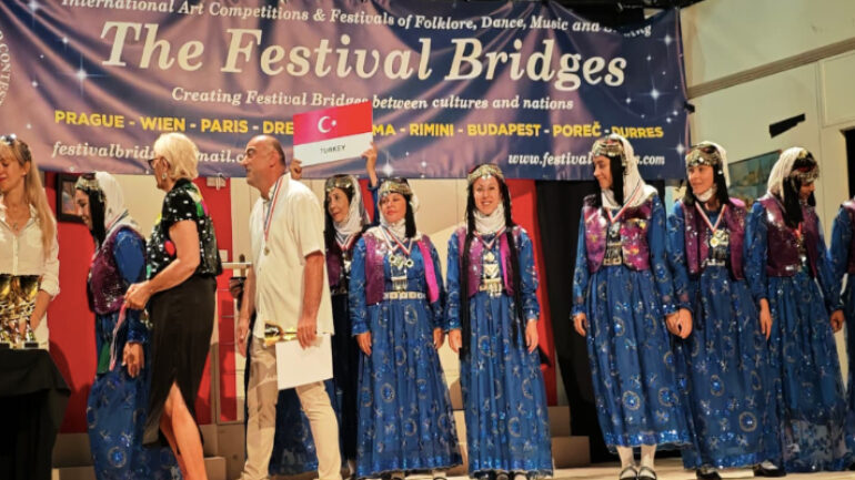 Paris’te Türk halk oyunları rüzgarı esti